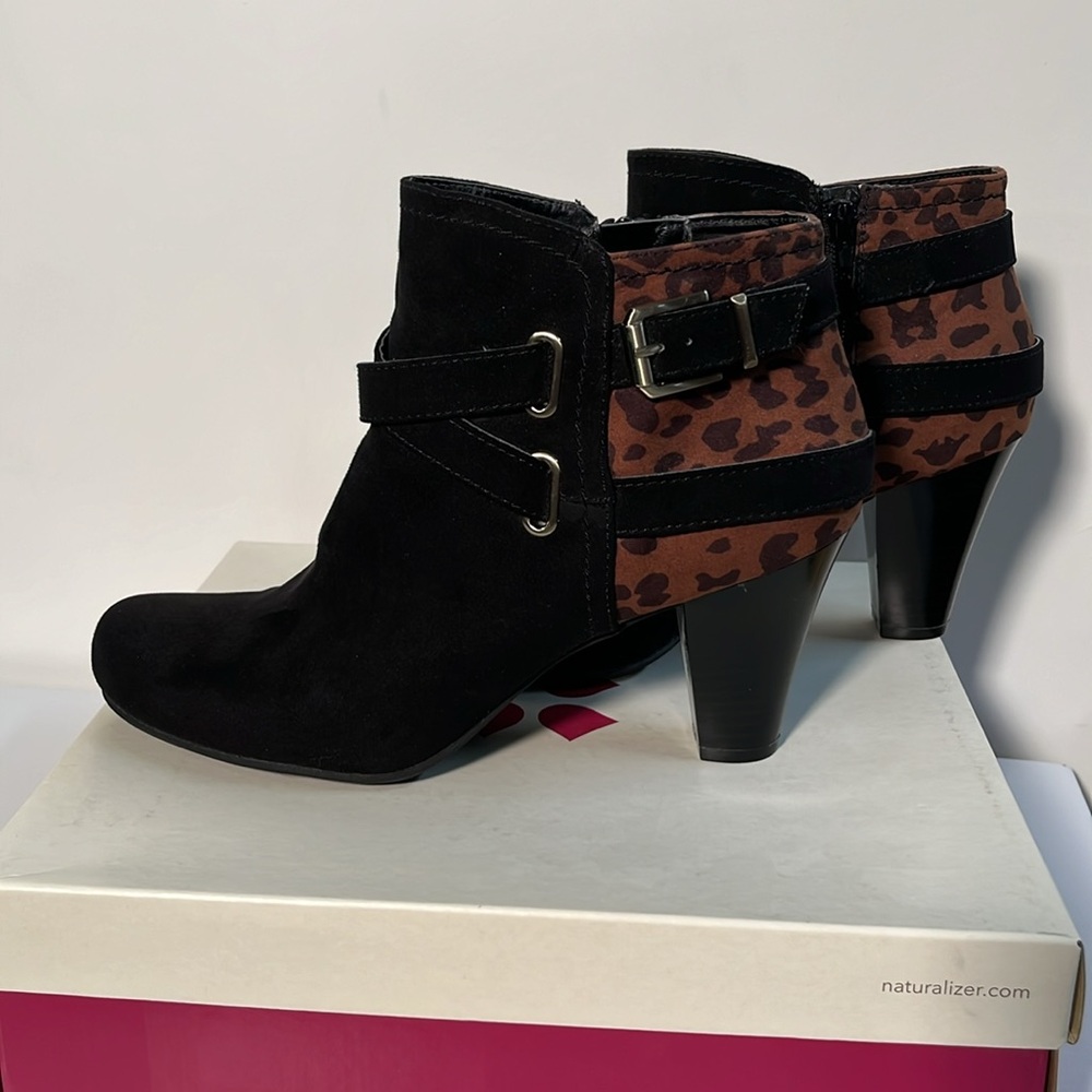 NATURALIZER Fall Party Faux Suede Black /Leopard Buckle Accent 3" Heel Bootie 10